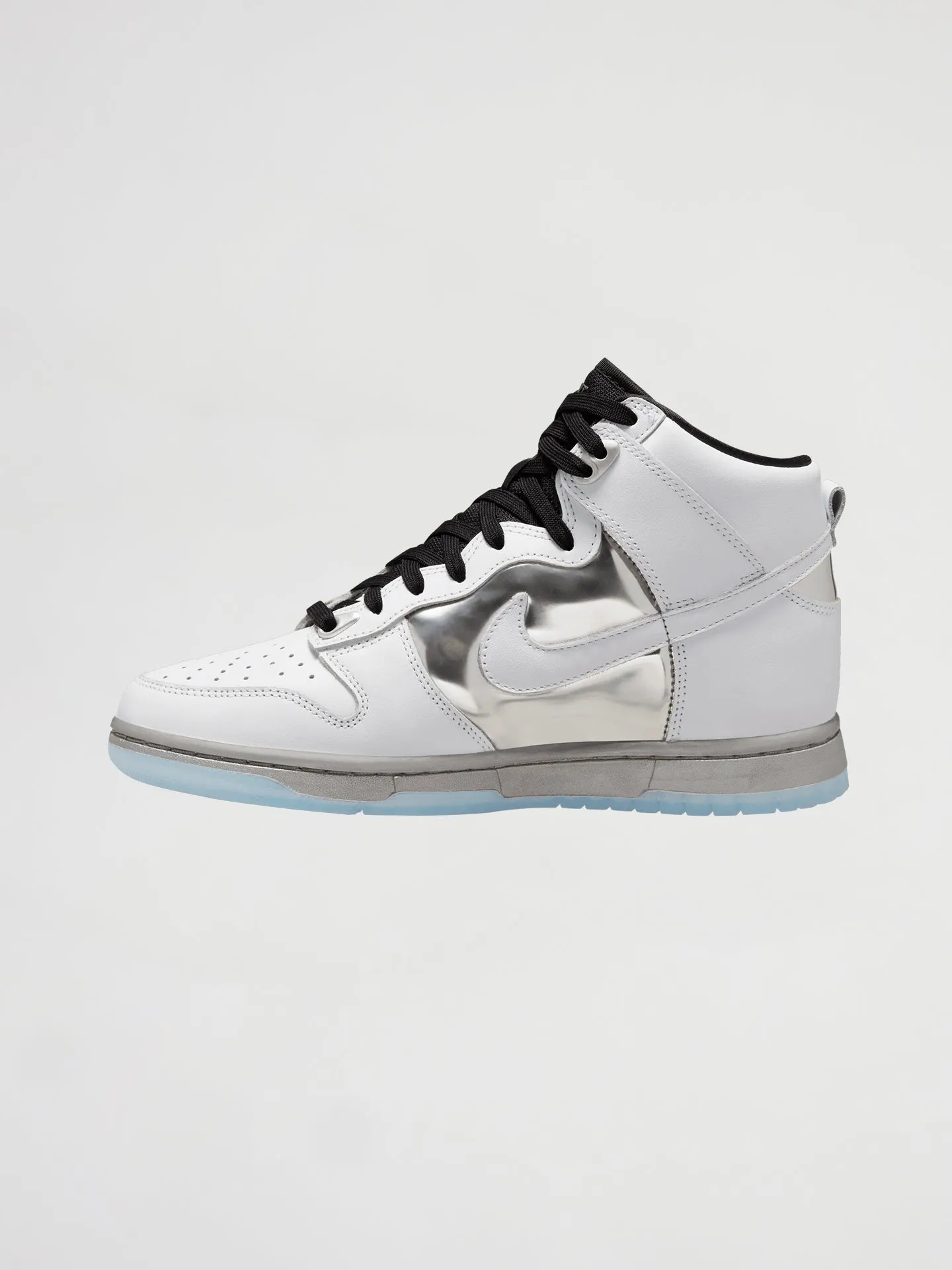 W NIKE DUNK HIGH SE - WHITE/WHITE-METALLIC SILVER-BLACK